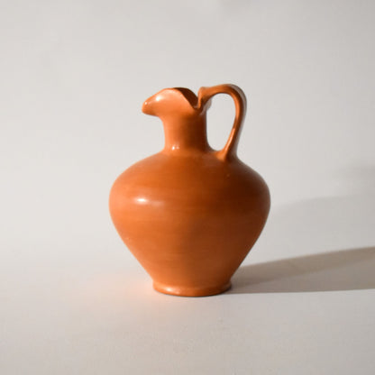 Three-lobed oil jug