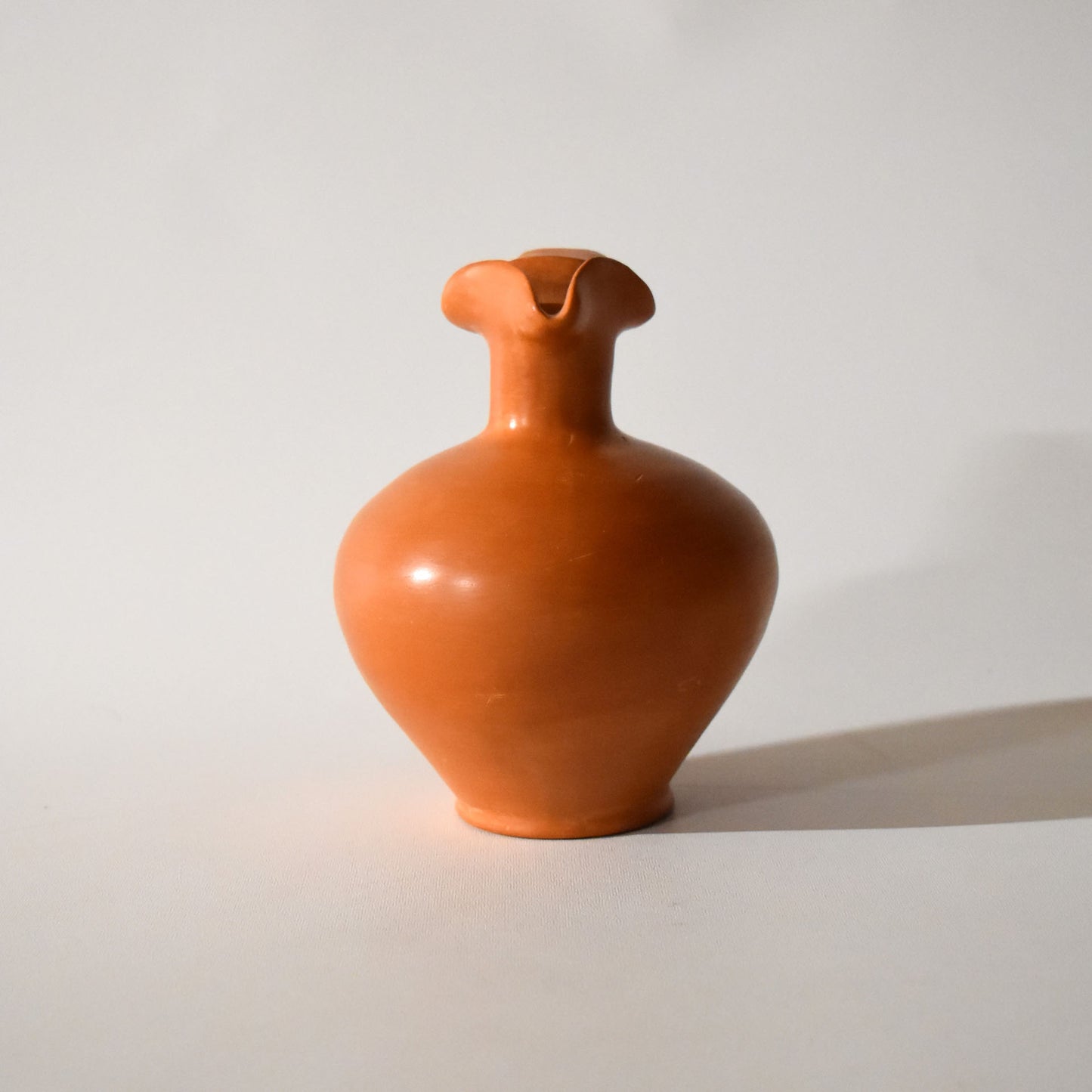 Three-lobed oil jug