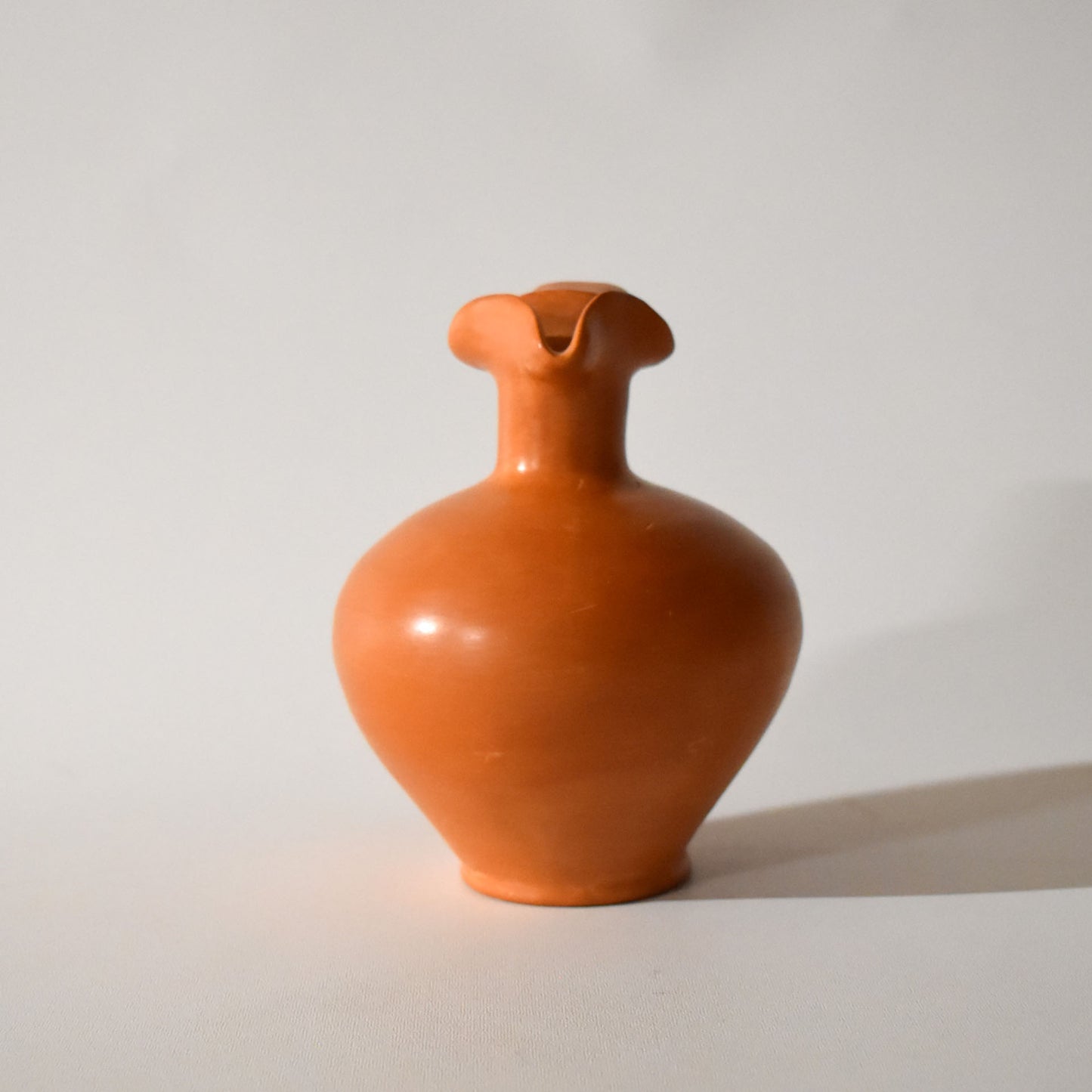 Three-lobed oil jug