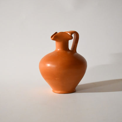 Three-lobed oil jug