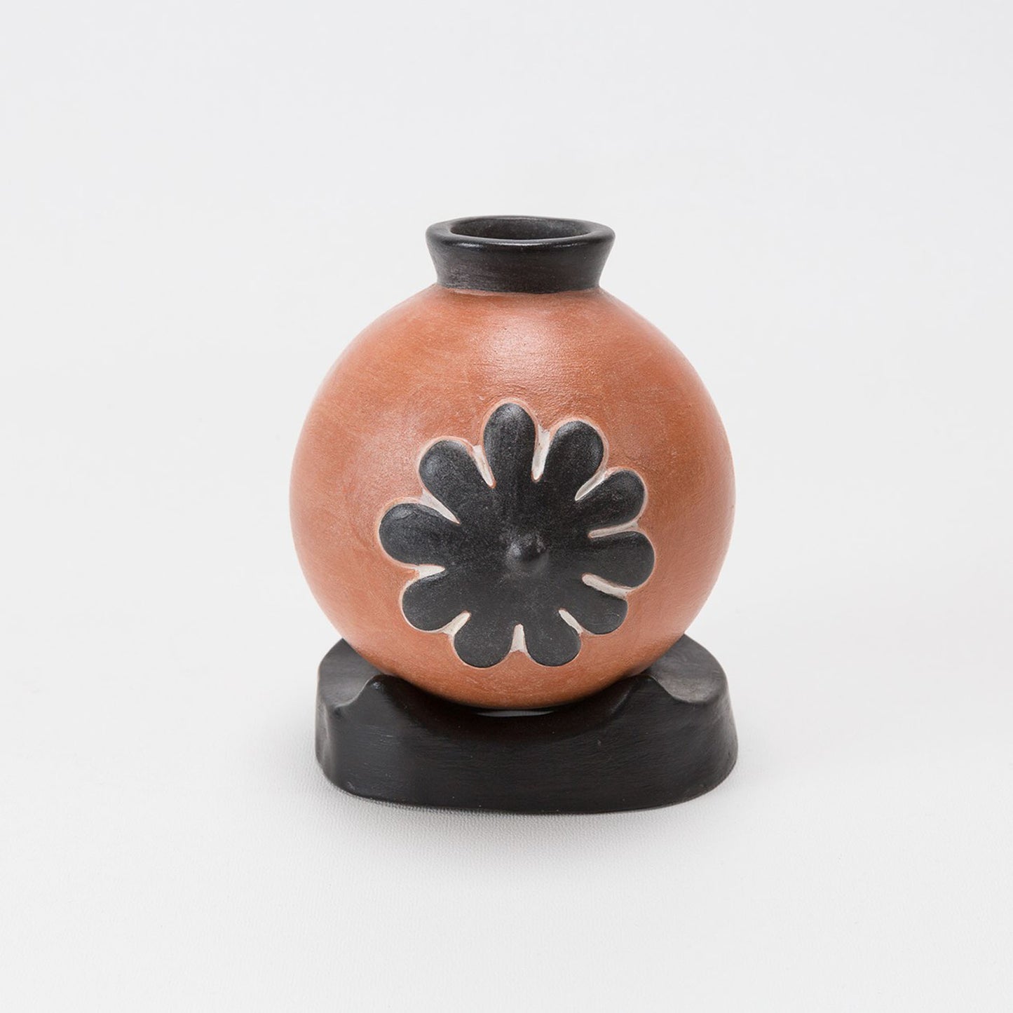 Vase boule fleurs noires