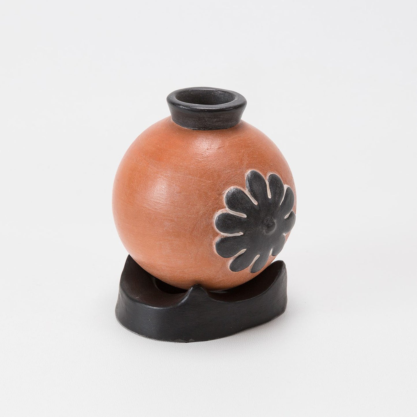 Vase boule fleurs noires